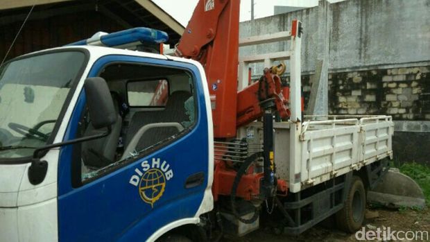 Tak Terima Mobilnya Diderek, Pria ini Hancurkan Mobil Dishub