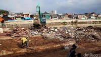Nantinya, proyek penurapan beton sheet pile yang terputus sepanjang 21 meter dapat dilanjutkan.