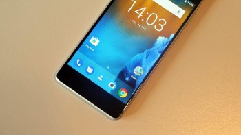 Bentang layarnya 5,2 inch resolusi 720p dengan Gorilla Glass 2,5D. Prosesor octa core Snapdragon 430 dan RAM 2 GB menjadi dapur pacunya. Dilengkapi memori internal 16 GB dan slot microSD. (Foto: Dok. Techradar)