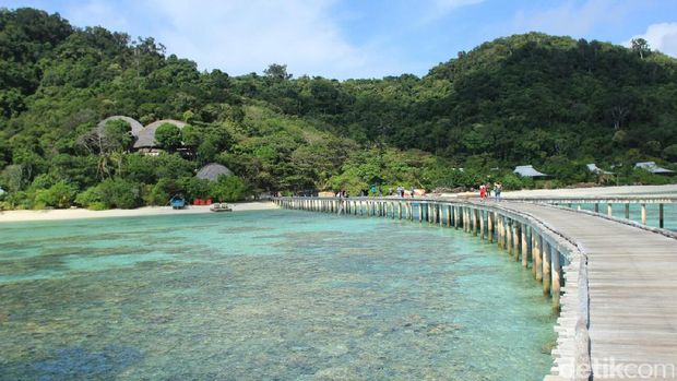 Dermaga menuju Resort Pulau Bawah (Randy/detikTravel)