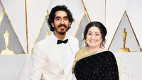 Sedangkan Dev Patel tampil bersama sang ibu, Anita Patel. Frazer Harrison/Getty Images/detikFoto.