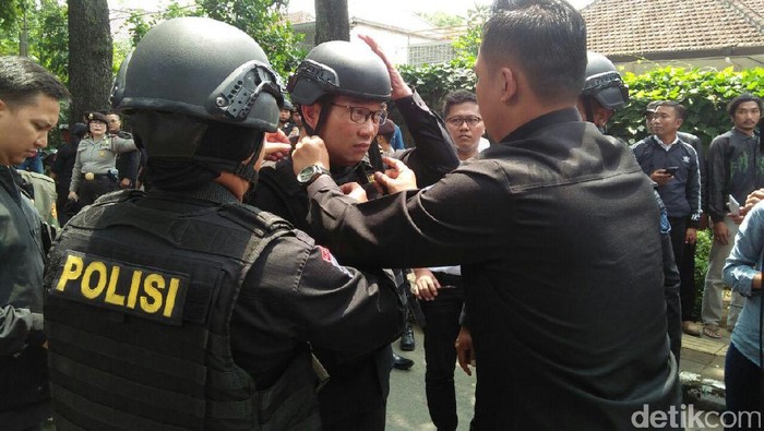 Ridwan Kamil Berompi Antipeluru di Lokasi Pelaku Bom Panci