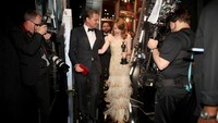 Leonardo DiCaprio tampak menggandeng Emma Stone di belakang panggung. Christopher Polk/Getty Images