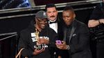 Keren, Mahershala Ali Pinjami Pialanya dan Selfie Bareng Turis