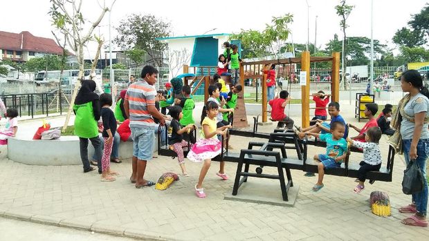 RPTRA Kalijodo ramai dikunjungi warga untuk refreshing dan jalan kaki