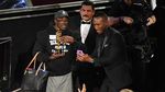 Keren, Mahershala Ali Pinjami Pialanya dan Selfie Bareng Turis