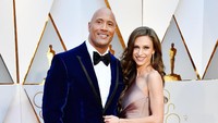  Dwayne Johnson tampil bersama istrinya, Lauren Hashian yang terlihat semringah. Frazer Harrison/Getty Images/detikFoto.