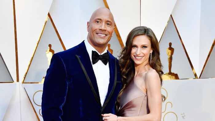 HOLLYWOOD, CA - FEBRUARY 26: Actor Dwayne Johnson (L) and Lauren Hashian attend the 89th Annual Academy Awards at Hollywood & Highland Center on February 26, 2017 in Hollywood, California.  (Photo by Frazer Harrison/Getty Images)