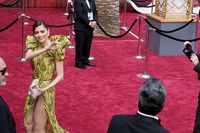 Ups, Aktris Ini Tak Sengaja Pamer Area Intim di Karpet Merah Oscar