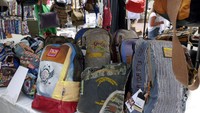 Yang menariknya lagi, ada salah satu kios yang menjual tas dari kain perca. Ini merupakan salah satu cara pemanfaatan kembali bahan-bahan tak terpakai yang sering digaungkan para aktivis dan penggiat seni setempat. Keren nggak tasnya? (Wahyu/detikTravel)