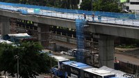 Pekerja menyelesaikan pembangunan MRT yang rencananya akan beroperasi pada Maret 2019 mendatang.