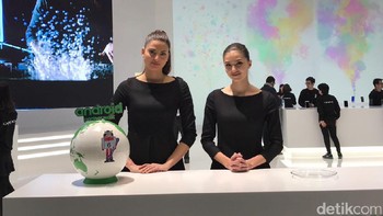 Tampak para staff Oppo mengenakan baju warna hitam-hitam. (Foto: detikINET/Adi Fida Rahman)