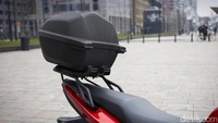 Seperti biasa pengguna motor bisa memasang aksesoris tambahan seperti box di bagian belakang motor. Foto: Yamaha