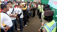 Aksi tersebut dikawal ketat oleh sejumlah personel kepolisian khususnya para polwan.