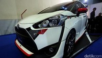 Bagian luarnya mendapatkan sentuhan warna putih dan garis hitam serta merah berkat penggunaan cutting sticker. Foto: Rengga Sancaya