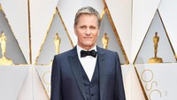 Viggo Mortensen tampil beda dengan mengenakan tuxedo berwarna biru. Frazer Harrison/Getty Images/detikFoto.
