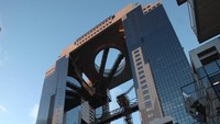 Umeda Sky Building tidak jauh dari Stasiun Osaka. Rooftop gedung ini menjadi lokasi favorit turis yang ingin menikmati panorama matahari terbenam di Osaka (Andi Saputra/detikTravel)
