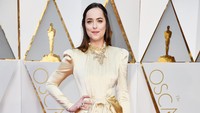 Dakota Johnson juga memilih warna emas untuk tampil dalam gaun dari Gucci. Frazer Harrison/Getty Images/detikFoto.