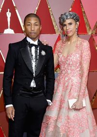 Pakai Setelan Chanel, Pharrell Williams Tiru Karl 