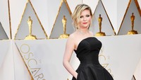 Kirsten Dunst memilih gaun hitam dari Dior untuk tampil di red carpet Oscar 2017 di Dolby Theatre, California, AS pada Minggu (26/2/2017) waktu setempat. Frazer Harrison/Getty Images/detikFoto.