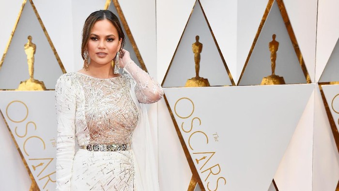 Chrissy Teigen Berbagi Cerita Soal Depresi Pasca Melahirkan yang Dialaminya