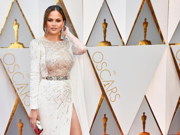 HOLLYWOOD, CA - FEBRUARY 26:  Model Chrissy Teigen attends the 89th Annual Academy Awards at Hollywood & Highland Center on February 26, 2017 in Hollywood, California.  (Photo by Frazer Harrison/Getty Images)