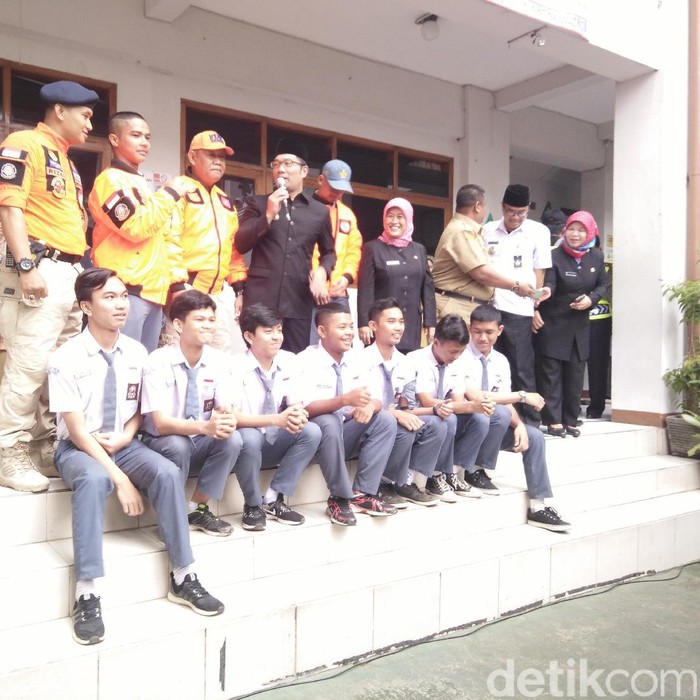 Sebagai Penghargaan, Dua Siswa SMAN 6 Diberi Jaket Rescue