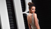 Ia juga memamerkan punggungnya tersebut lewat dress dari Jonathan Simkhai. Pascal Le Segretain/Getty Images