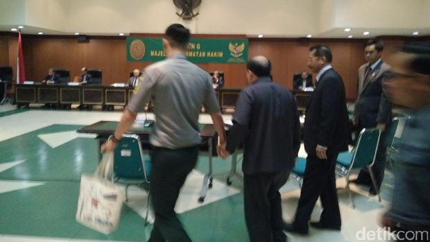  Ketua Majelis Kehormatan Hakim (MKH) Maradaman Harahap kembali membuka sidang etik hakim Pengadilan Tinggi (PT) Jambi Pangeran Napitupulu (60). Sidang kembali setelah dokter menyatakan kondisi hakim tersebut sehat.  Sidang yang dihadiri hakim terduga Pangeran Napitupulu dan tim kuasa hukum dari IKAHI dinyatakan terbuka untuk umum oleh majelis hakim. Duduk sebagai Ketua Majelis Kehormatan Hakim (MKH) Maradaman Harahap.  