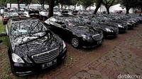 Tak hanya mobil Mercy, ada juga beberapa jenis mobil yang disiapkan untuk rombongan, seperti Alphard, Land Rover, dan Lexus.