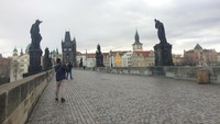 Patung-patung di pinggir Charles Bridge juga menjadi objek yang menarik wisatawan. Mereka mengelus-elus bagian bawah patung karena ada kepercayaan bahwa menyentuh patung di Charles Bridge dapat membuat para wisatawan beruntung dan kembali lagi ke Praha (Tiara/detikTravel)