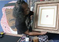 Seniman Pasuruan Lukis Raja Salman dalam Ukuran Mini