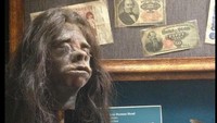 Awetan kepala manusia yang sudah dibuat menyusut adalah salah satu bukti nyata keberadaan suku pemburu kepala manusia yang hidup di pedalaman Asia dan belahan dunia lain. Koleksi ini jadi benda berharga Museum Pitt Rivers, milik Universitas Oxford di Inggris. (Google Maps)