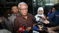 Ketua pansel hakim MK Harjono memberikan keterangan pers terkait kedatangannya ke gedung KPK, Selasa (28/2/2017).