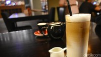 Es cappuccino yang dibuat dengan racikan kopi asal Jawa Barat terasa enak. Rasa pahit kopinya seimbang ditambah dengan cmapuran susu dan sedikit gula. Slurp!