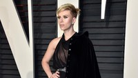 Scarlett Johansson menjadi sorotan dengan gaun hitam semi-transparan. Pascal Le Segretain/Getty Images