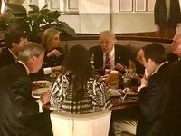 Donald Trump Makan Steak Well Done dengan Saus Tomat