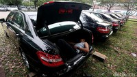 Sebelumnya, sejumlah mobil juga telah disiapkan di Bandara Halim Perdanakusuma. Mobil-mobil itu disiapkan untuk rombongan Raja Salman, yang tiba lebih dulu hari ini.