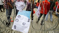 Kawat berduri dipasang untuk memisahkan massa pro dan kontra Ahok.