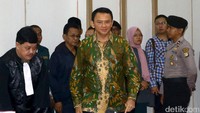 Basuki T Purnama (Ahok) tiba di ruang sidang.