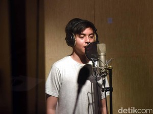 Hibur Pengunjung Transmart Cikokol, Angga Yunanda Bawakan Disini Untuk Kamu