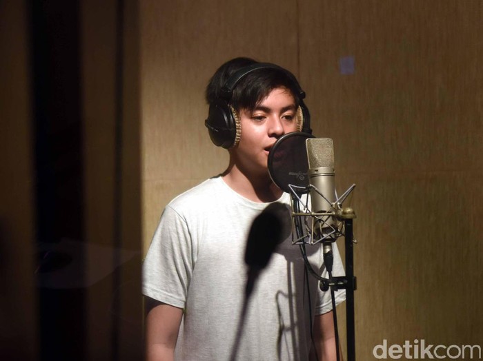 Hibur Pengunjung Transmart Cikokol, Angga Yunanda Bawakan Disini Untuk Kamu