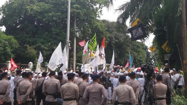 Kian Siang, Massa Pengawal Sidang Ahok di Kementan Makin Ramai