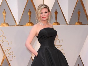 Ini Sepatu Berusia 10 Tahun yang Dipakai Kirsten Dunst ke Oscar 2017