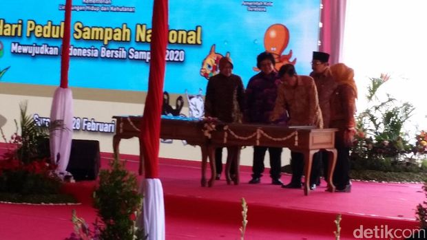  Wapres Jusuf Kalla pada Hari Sampah Nasional di Pantai Kenjeran, Surabaya, Jawa Timur, Selasa (28/2/2017).