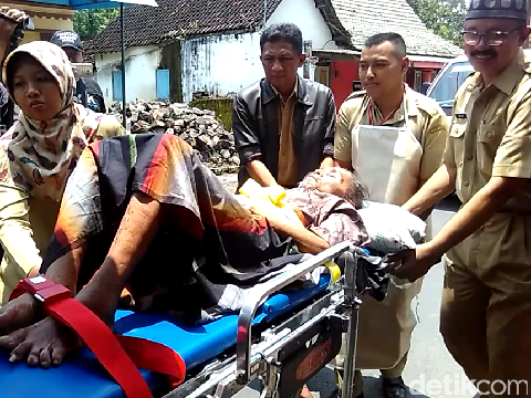 Kakek Miswan dievakuasi ke Puskesmas Srengat