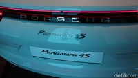 Di belakang ada Porsche 3D logo juga, dan ada lampu yang terang dari kiri ke kanan, jadi meng-cover seluruh lebar mobil. Juga ada spoiler  baru.