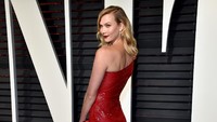 Lewat gaun tersebut tampak lekuk tubuh dari model berusia 24 tahun itu. Pascal Le Segretain/Getty Images