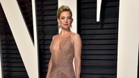 Kate Hudson memilih tampil dengan gaun berwarna nude berbelahan rendah yang menunjukan bagian dadanya. Pascal Le Segretain/Getty Images
