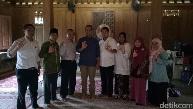 Anies terima satgas antipolitik uang dan Pengurus Guru Madrasah Diniyah / 
